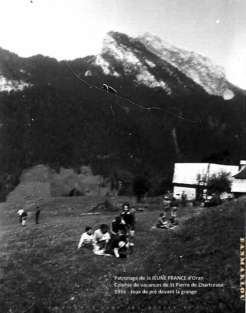 COLO JEUNE FRANCE 1956 jeux de pre devant grange.jpg